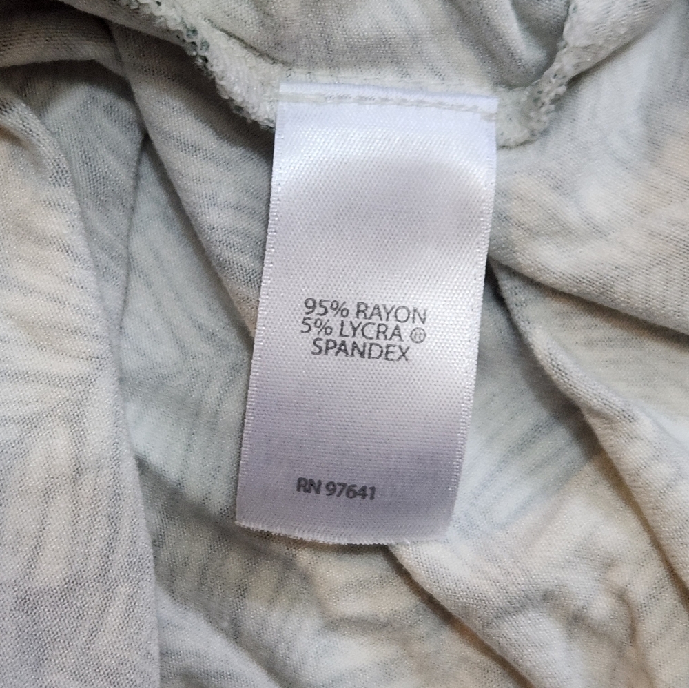 NWOT Leaf Print Vneck Tee - Picture 4 of 4
